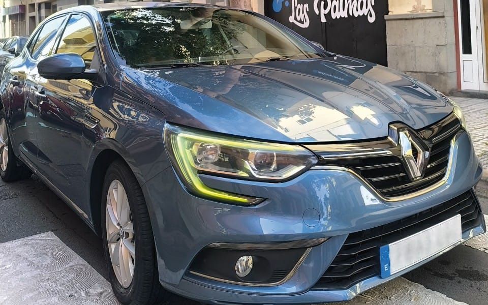 Resultado final de coche descontaminado y encerado con un acabado de alto brillo