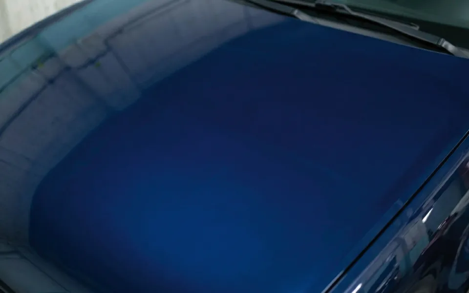 Capó de coche tras un proceso de pulido profesional con eliminación de marcas