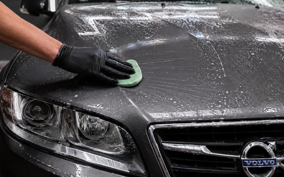 Uso de clay bar (barra de arcilla) para eliminar contaminantes incrustados al tacto en la carrocería