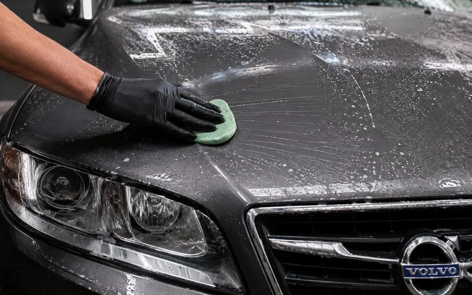 Uso de clay bar (barra de arcilla) para eliminar contaminantes incrustados al tacto en la carrocería