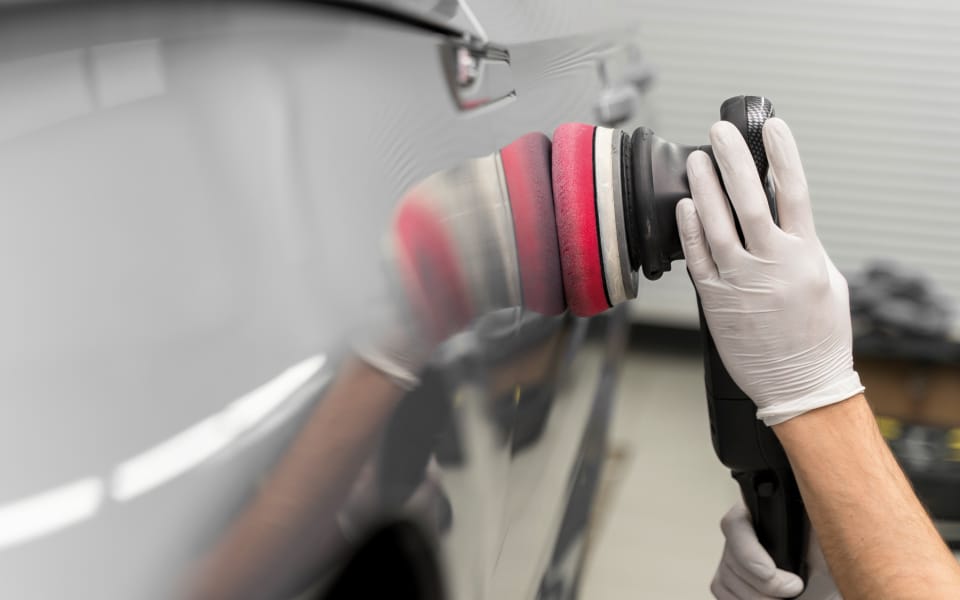 Oferta de pulido de carrocería profesional para recuperar el brillo y eliminar micro-arañazos: Descontaminación de carrocería, abrillantado o pulido y aplicación de cera