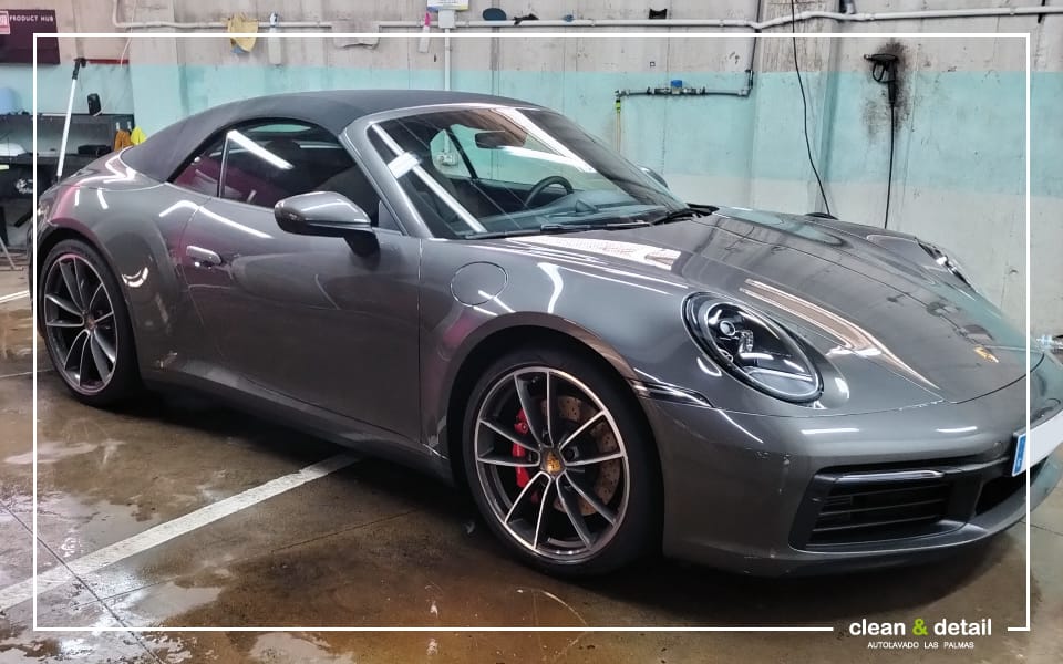 Acabado brillante tras detallado de carrocería en Porsche 911 gris