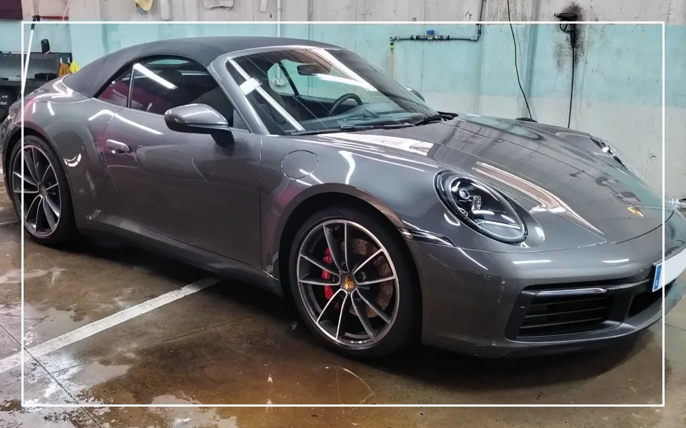 Acabado brillante tras detallado de carrocería en Porsche 911 gris