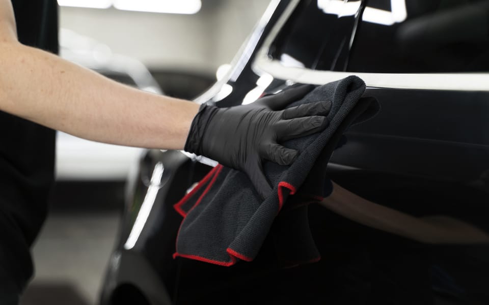 Aplicación de cera protectora de alta calidad para resaltar el brillo y proteger la pintura