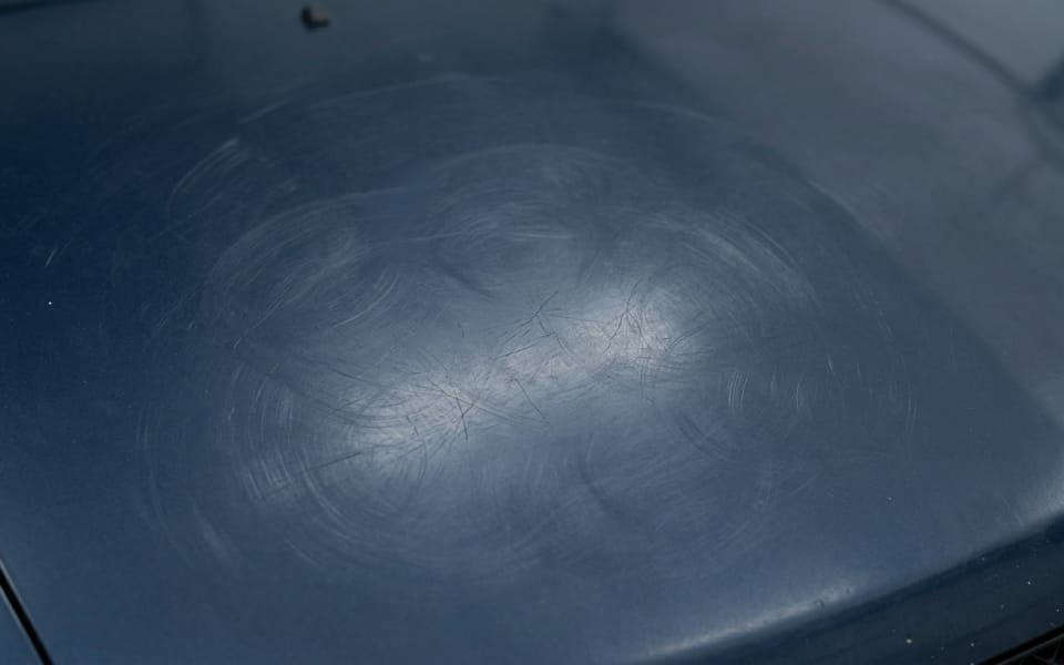 Pintura de coche con micro-arañazos y pérdida de brillo antes de la corrección