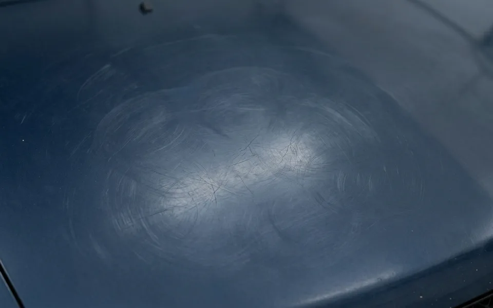 Pintura de coche con micro-arañazos y pérdida de brillo antes de la corrección