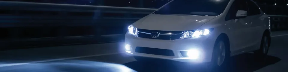 Resultado de faros restaurados con acabado cristalino, mejorando la estética y la iluminación nocturna del vehículo