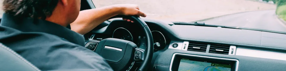 Cliente disfrutando del resultado impecable de su vehículo tras un servicio de detallado profesional en Las Palmas
