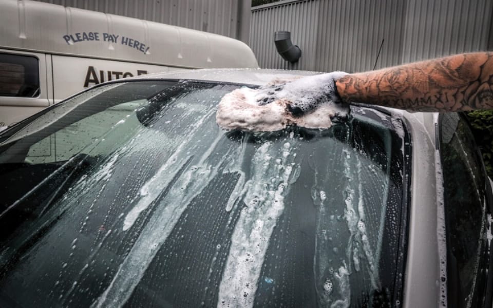 Importancia y beneficios de hacer una descontaminación de carrocería al coche