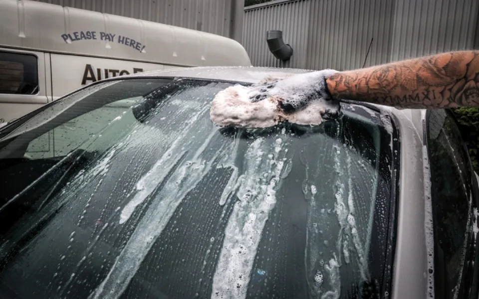 Importancia y beneficios de hacer una descontaminación de carrocería al coche