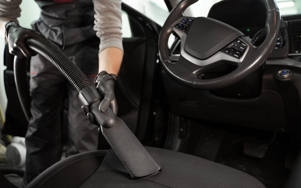Lavar el coche correctamente en casa requiere tiempo, espacio adecuado, productos específicos y precauciones para no dañar la pintura ni contaminar el entorno