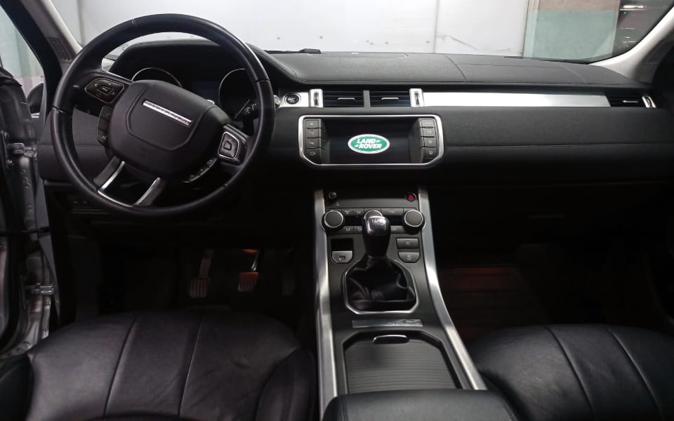 Salpicadero de Range Rover impecable tras un servicio de detallado de interiores