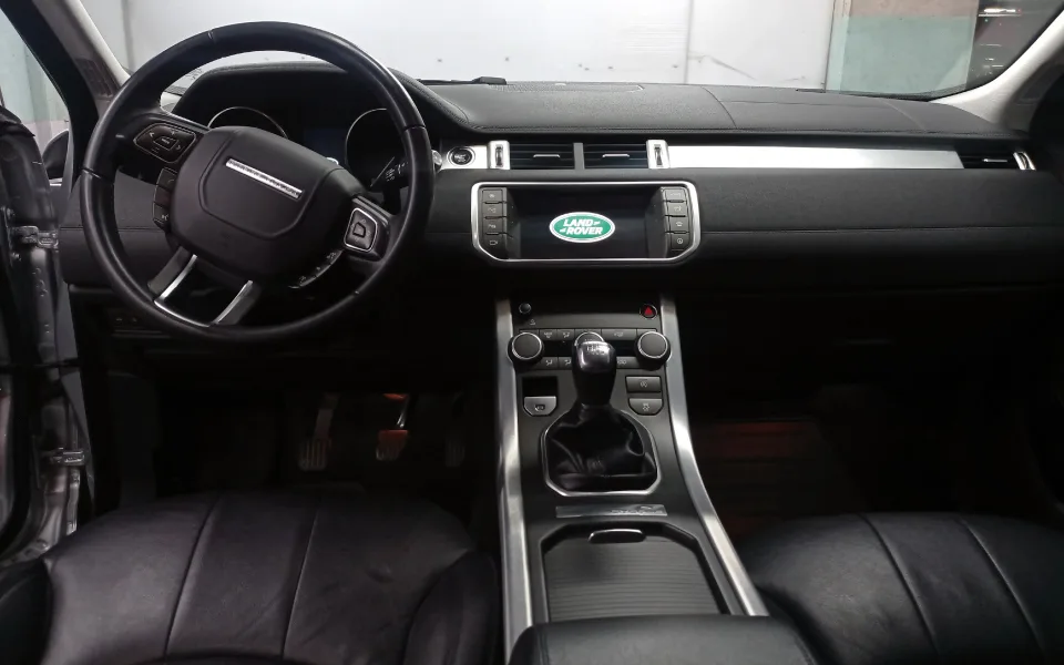 Salpicadero de Range Rover impecable tras un servicio de detallado de interiores