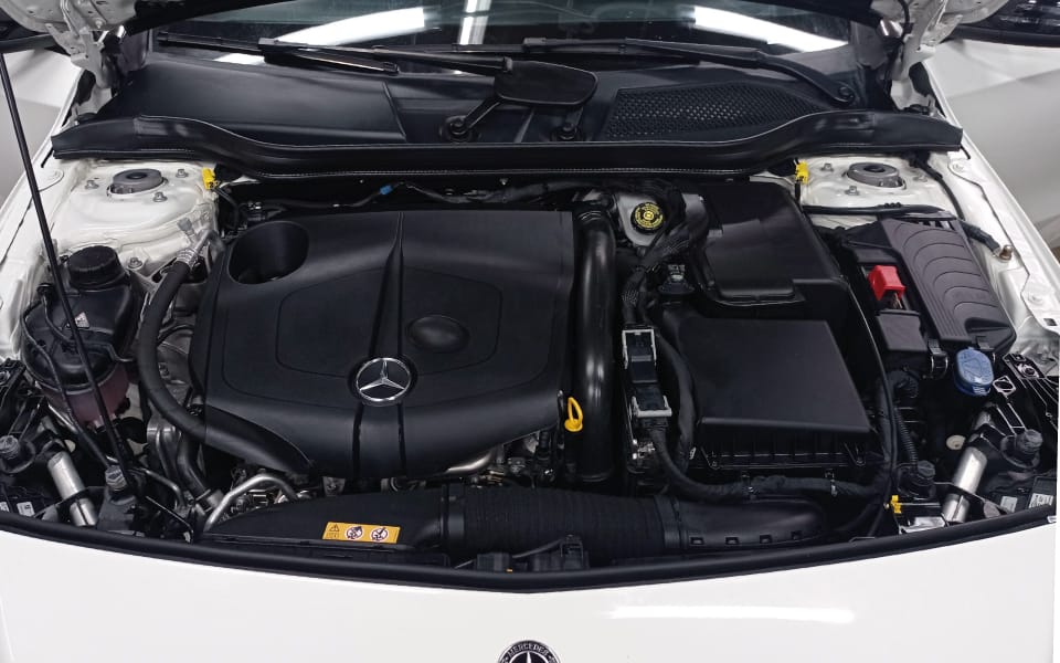 Limpieza superficial y acondicionamiento estético del vano motor para un aspecto renovado y limpio