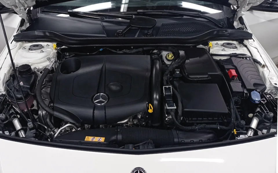Limpieza superficial y acondicionamiento estético del vano motor para un aspecto renovado y limpio