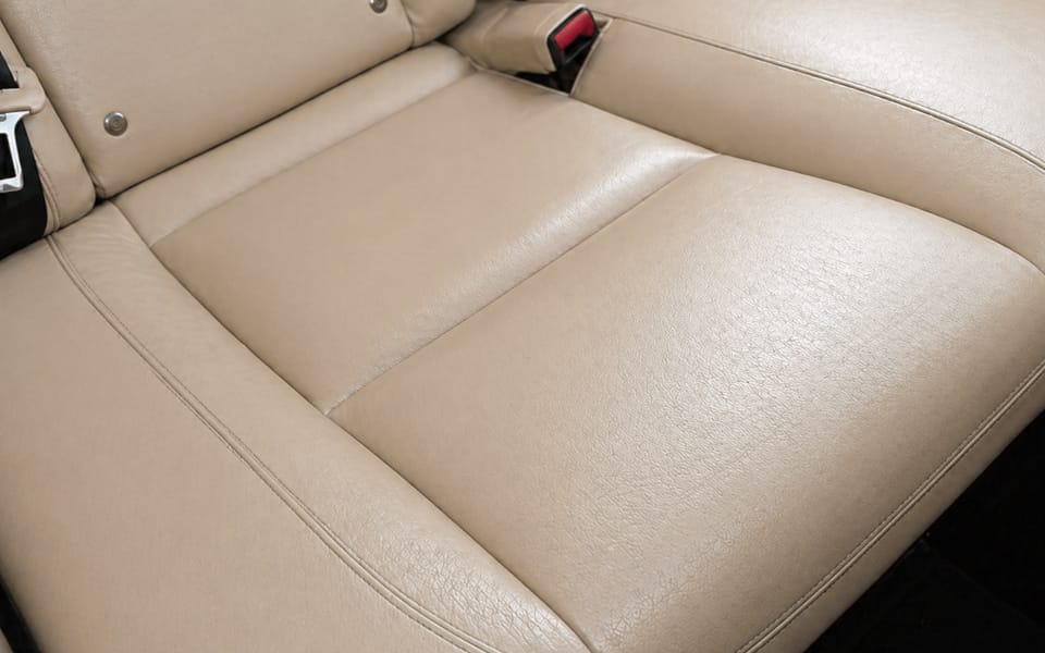 Piel del coche recuperada, limpia y brillante tras tratamiento de hidratación de cuero