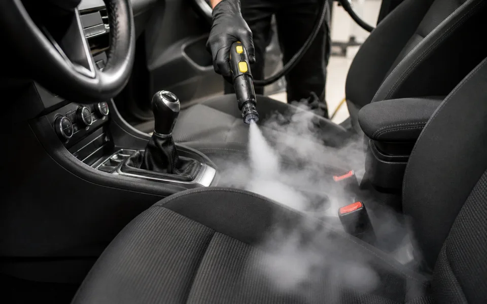 Desinfección integral con vapor de alta temperatura en el habitáculo del vehículo