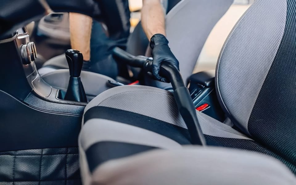 Servicio de limpieza básica de mantenimiento exterior e interior para coches