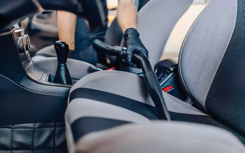 Servicio de limpieza básica de mantenimiento exterior e interior para coches