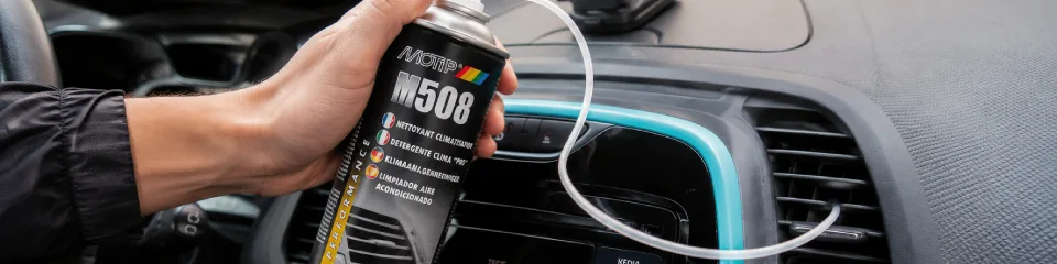 Banner panorámico de un interior de coche usando M508 de MOTIP para limpiar los conductos del aire acondicionado