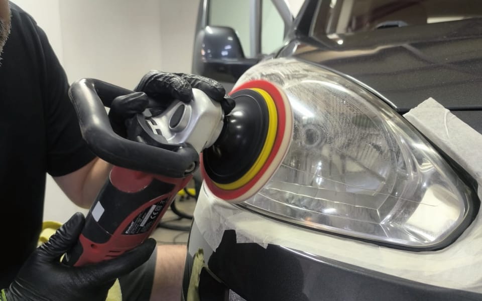 Restauración de faros opacos y amarillentos mediante pulido profesional para mejorar la visibilidad