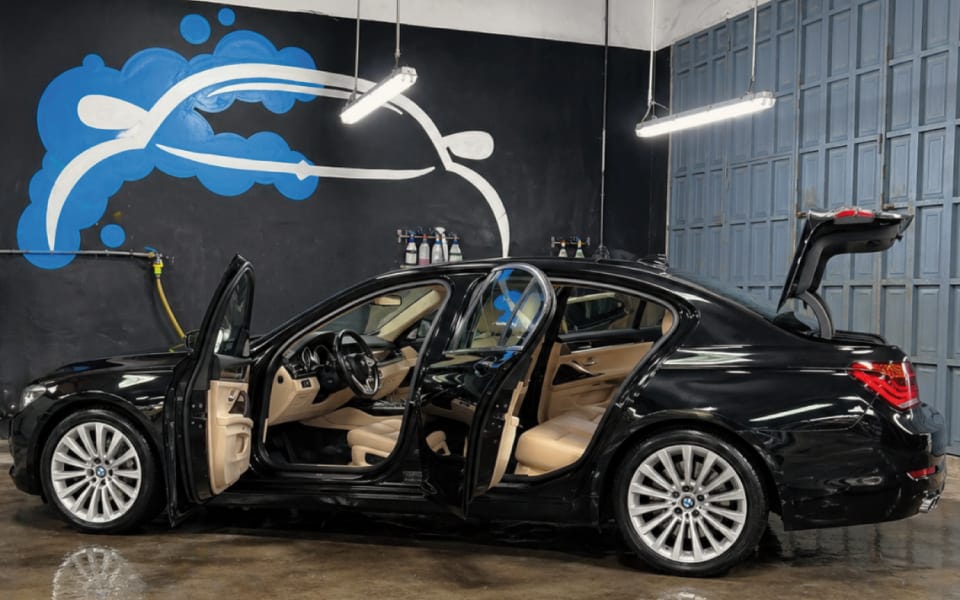 Resultado de una limpieza integral de vehículos donde se aprecia el detallado profundo del coche