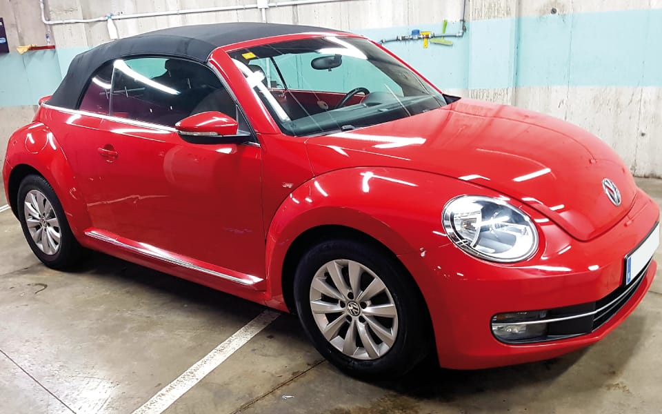 Coche rojo perfectamente encerado con sellante sintético en Autolavados Las Palmas, trabajamos con cera para proteger la pintura del coche