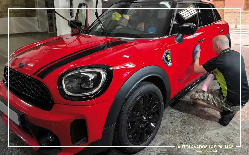 Centro de lavado Autolavados Las Palmas, servicio de encerados con cera para proteger la pintura del coche