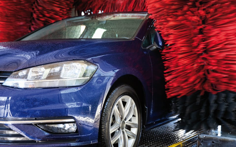 Un coche lavado en un túnel de lavado se limpia más rápido, fácil y es económico, pero es realmente una buena opción?
