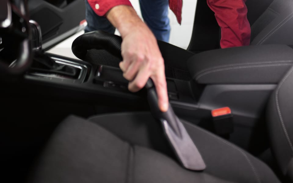Lavar coche a mano, un proceso detallado y dedicado para limpiar tu coche con tiempo y productos adecuados