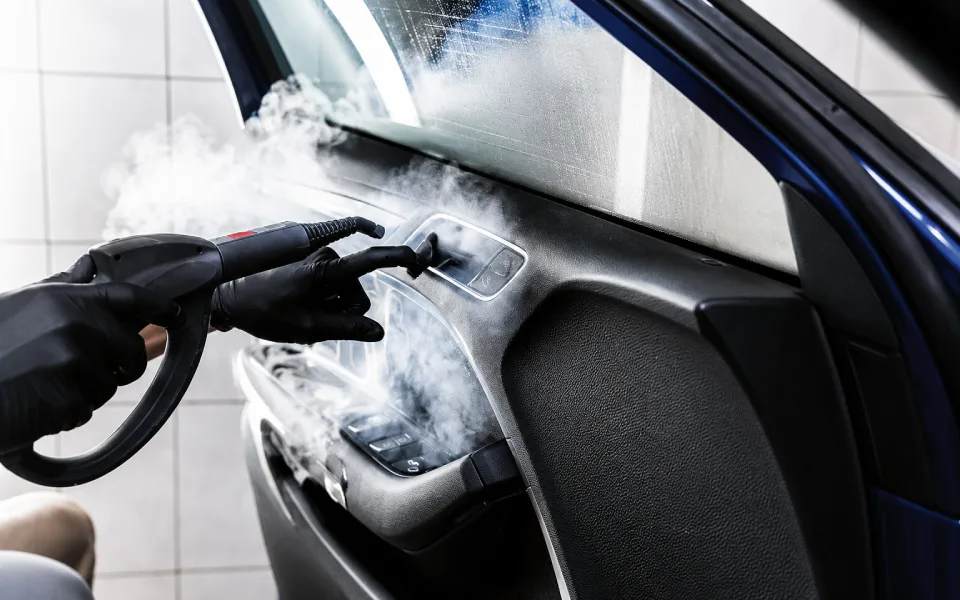 Proceso que combina la fuerza del vapor caliente con herramientas específicas para desincrustar suciedad, eliminar manchas y desinfectar superficies sin necesidad de productos químicos agresivos.