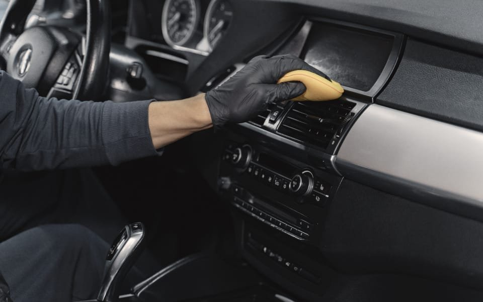 Coche con su interior perfectamente limpio, con productos adecuados y siguiendo la guía correcta. Autolavados Las Palmas ofrece servicios profesionales en Las Palmas de Gran Canaria.