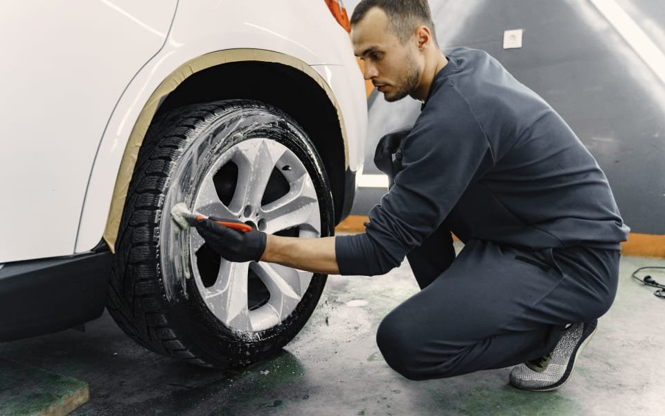 Cuando hablamos de mantener un coche en perfectas condiciones, uno de los aspectos más importantes y a menudo descuidados son las llantas. No solo son esenciales para el buen funcionamiento del vehículo, sino que son un punto clave para mantener su apariencia.