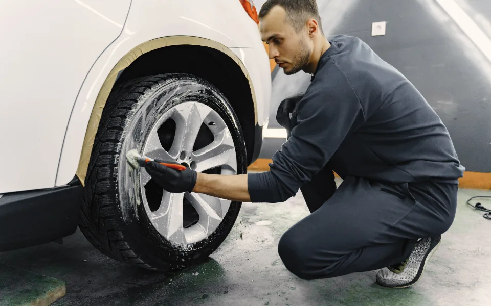 Cuando hablamos de mantener un coche en perfectas condiciones, uno de los aspectos más importantes y a menudo descuidados son las llantas. No solo son esenciales para el buen funcionamiento del vehículo, sino que son un punto clave para mantener su apariencia.