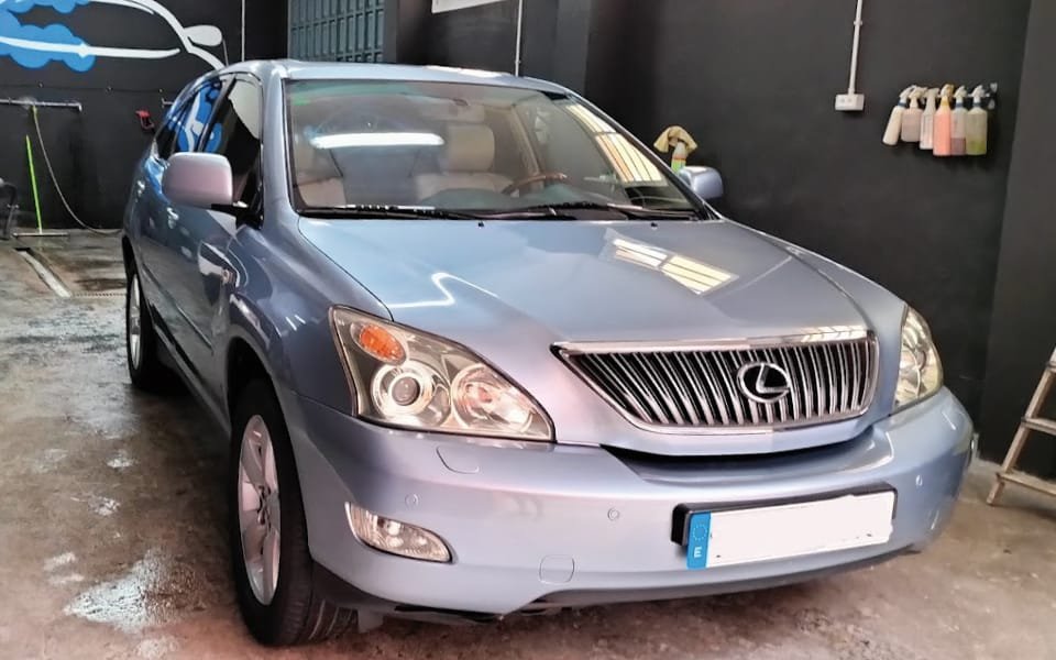 Micro-rayones, pérdida de brillo, pintura apagada o interiores envejecidos antes de tiempo no suelen ser culpa del paso de los años, sino de malas técnicas y productos inadecuados. Lavar el coche correctamente no es solo una cuestión estética.
