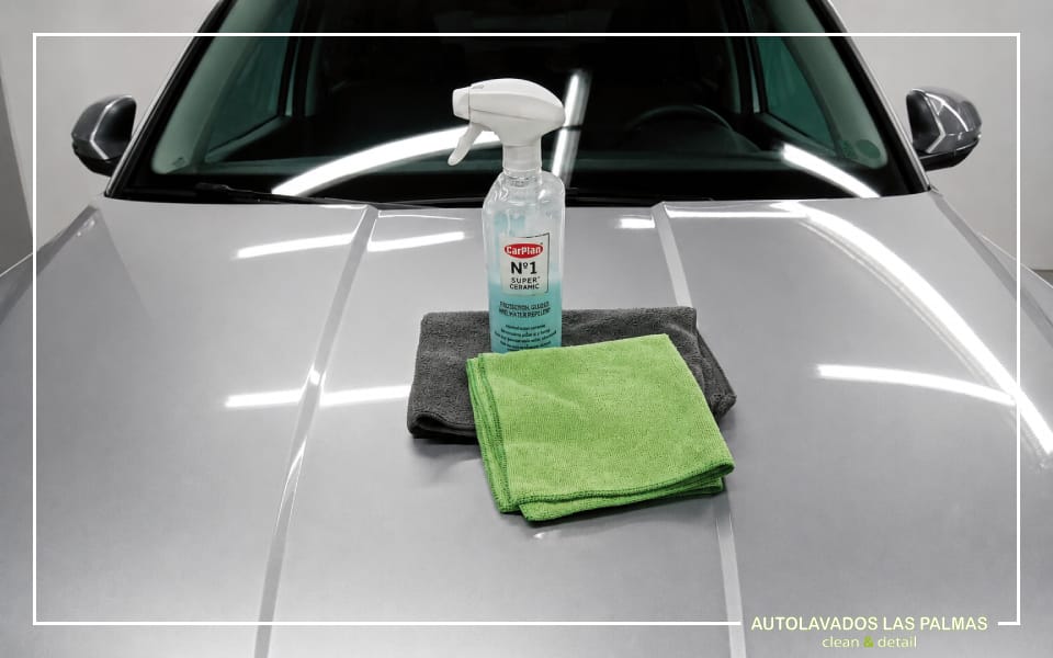 Mantener la pintura del coche en perfecto estado no solo mejora su apariencia, sino que también protege la carrocería contra factores externos, como el sol, la lluvia, la contaminación y los cambios de temperatura.